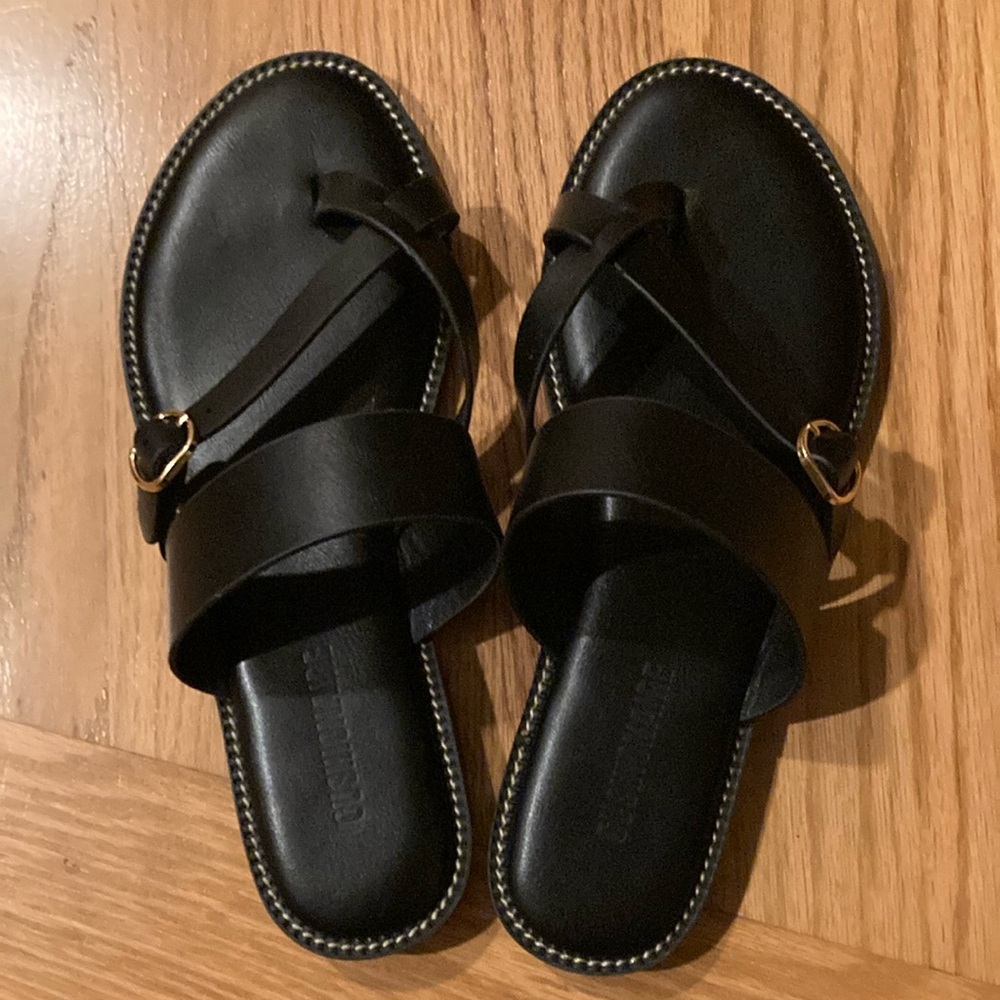 Sleek Black Sandals with Crossover Straps